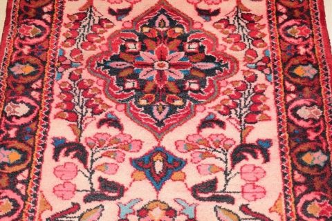 طرح : زمینه کرم
جنس : پشم
نوع بافت : تخت بافت
اندازه : نصف زرع و نیم